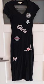 Mooie lange zwarte jurk met glitter emblemen maat XS 36, Kleding | Dames, Jurken, Gedragen, Ophalen of Verzenden, Onder de knie