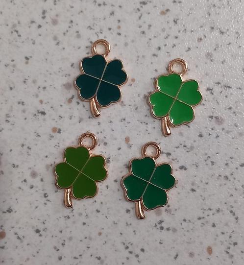 Metalen klavertje vier bedel gekleurd "nieuw", Hobby en Vrije tijd, Kralen en Sieraden maken, Nieuw, Bedel, Ophalen of Verzenden