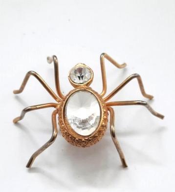 Grote vintage broche goudkleurige spin met heldere stenen beschikbaar voor biedingen