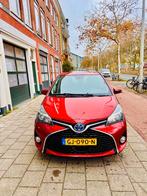 Toyota Yaris 2015, 1.5 Hybrid, Metallic Red, 1497 cc, 74 pk, 4 cilinders, Leder en Stof