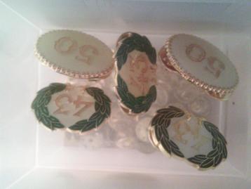 medaillegespen 43 en 50 voor de Nijmeegse vierdaagse beschikbaar voor biedingen