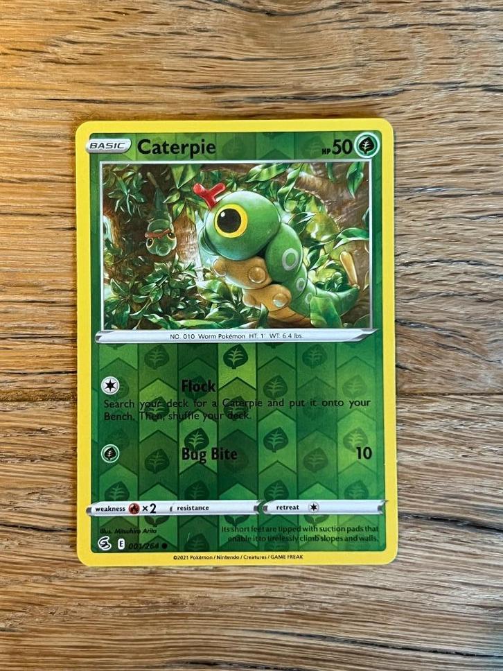 Caterpie 001/264 Reverse Holo - Fusion Strike FST - Pokemon, Hobby en Vrije tijd, Verzamelkaartspellen | Pokémon, Nieuw, Losse kaart