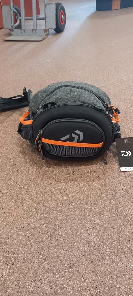 Daiwa Waist Bag - Kunstaas tas, Watersport en Boten, Hengelsport | Roofvissen, Nieuw, Overige typen, Verzenden