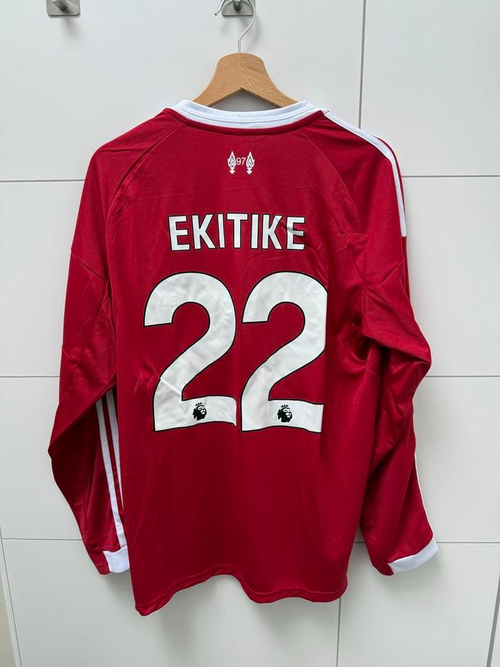 Liverpool – Hugo Ekitike #22 (Home, long sleeve), Kleding | Heren, Sportkleding, Nieuw, Voetbal, Maat 52/54 (L), Rood, Verzenden