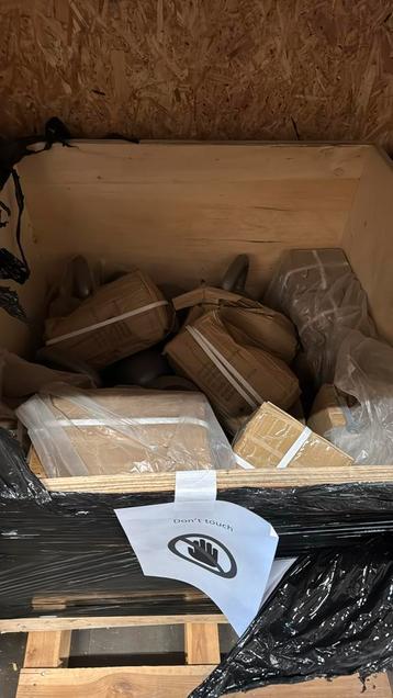 Kuub box met kettlebell van diverse gewichten beschikbaar voor biedingen