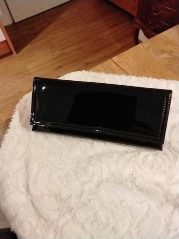 Vintage laklederen clutch beschikbaar voor biedingen