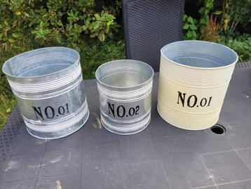 Leuke metalen plantenbakken, kunnen als setje of los beschikbaar voor biedingen