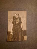 Briefkaart Prinses Juliana in klederdracht, Ophalen of Verzenden, Nieuw, Nederland, Kaart, Foto of Prent