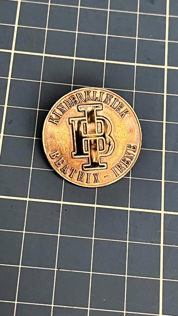 Verpleegsters speld KINDERKLINIEK BEATRIX IRENE ROTTERDAM, Postzegels en Munten, Penningen en Medailles, Overige materialen, Ophalen of Verzenden