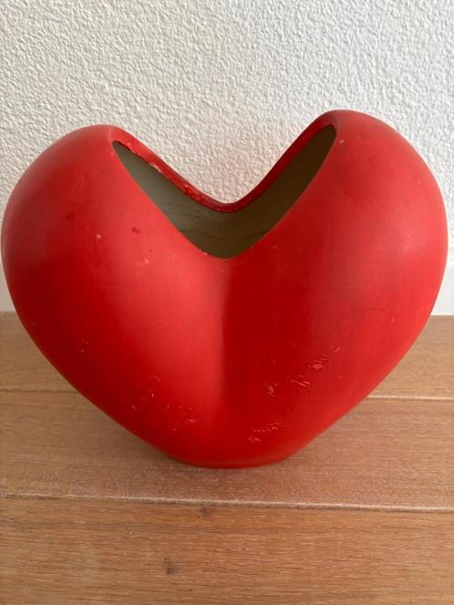 Rode vaas in vorm van hart van aardewerk., Huis en Inrichting, Woonaccessoires | Vazen, Gebruikt, Rood, Minder dan 50 cm, Aardewerk of Porselein