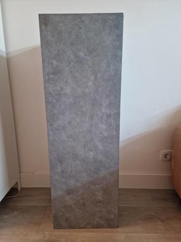 Betonlook Pilaar - 111cm hoog beschikbaar voor biedingen