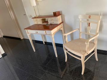 Secretaire en stoel beschikbaar voor biedingen