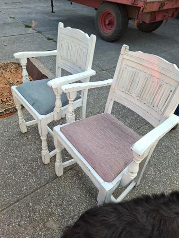 6 stoelen € 15  prachtige houten stoelen landelijk beschikbaar voor biedingen