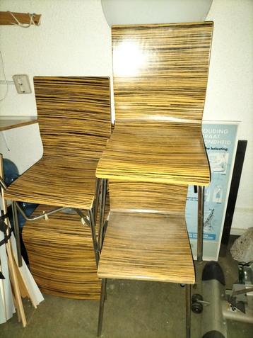 4 houten stoelen, metalen frame