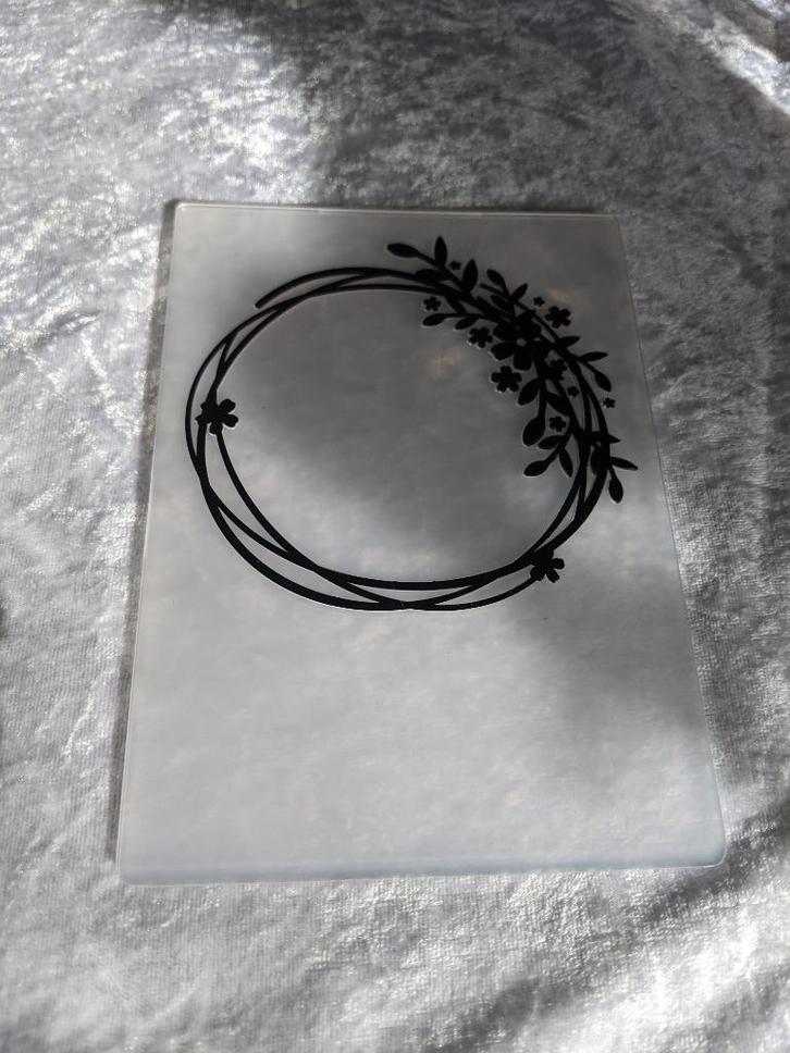 z.g.a.n. Embossing mal bloemencircel, reliëf embossingfolder, Hobby en Vrije tijd, Kaarten | Zelf maken, Zo goed als nieuw, Pons of Mal