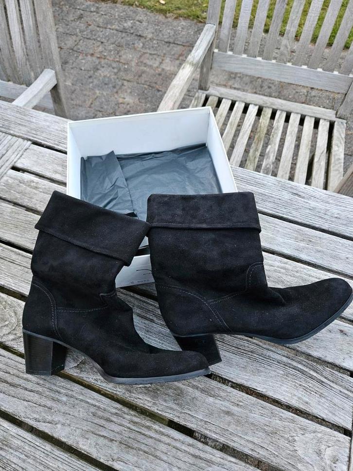 Volare zwarte suede laarzen - maat 42, Kleding | Dames, Schoenen, Zo goed als nieuw, Lage of Enkellaarzen, Zwart, Ophalen of Verzenden