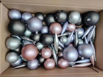 Glazen kerstballen en aanverwante versiering beschikbaar voor biedingen