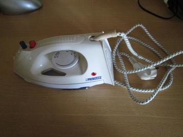 2 Strijkijzers Princess Type 2440  + Tomado TM 1978 + Houder beschikbaar voor biedingen