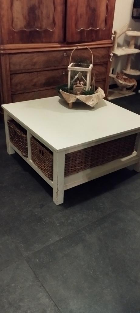 Landelijke witte salontafel met rieten manden, Huis en Inrichting, Tafels | Salontafels, Gebruikt, Minder dan 50 cm, 50 tot 100 cm