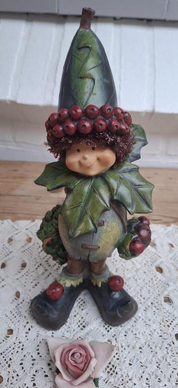 Kerst beeld / pop ,kerstkrans, bladeren, bessen, 29 cm KERST beschikbaar voor biedingen