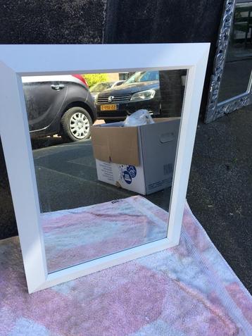 Spiegel, hand bewerkt, grijs, mooie lijst; zeer goede staat beschikbaar voor biedingen