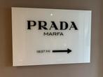 Prada Marfa Schilderij van Plexiglas 100 x 70, Huis en Inrichting, Woonaccessoires | Schilderijen, Tekeningen en Foto's, 50 tot 75 cm