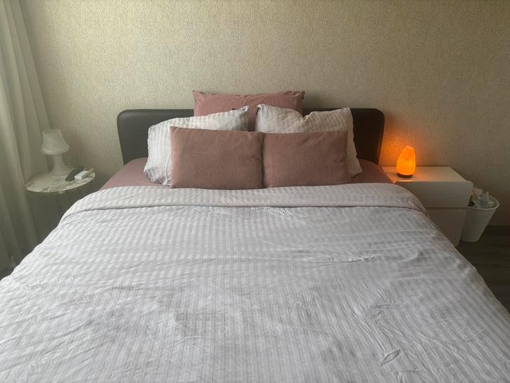 Bed + matras 1.60x2.0, Huis en Inrichting, Slaapkamer | Bedden, Gebruikt, Tweepersoons, 160 cm, 200 cm, Metaal, Zwart, Ophalen