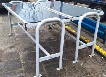 2 Stalen tafels met kunstof blad. Afm ca 160 x 60 x 76cm beschikbaar voor biedingen