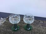 2 roemer glazen met decor op groene voet, gemerkt France, Antiek en Kunst, Ophalen of Verzenden