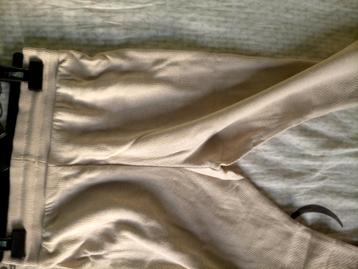 Beige kindersweatbroek.  Maat 134/140.  beschikbaar voor biedingen
