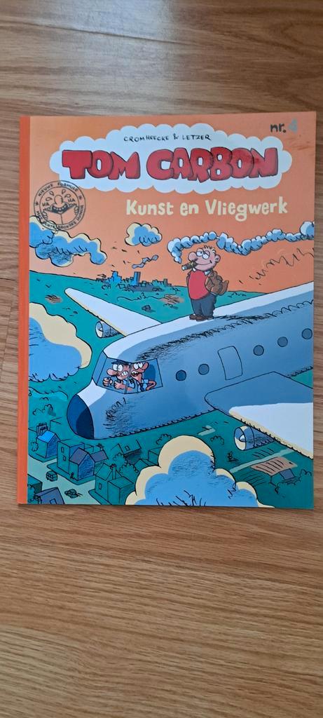 Tom Carbon - Kunst en Vliegwerk, Boeken, Stripboeken, Zo goed als nieuw, Eén stripboek, Ophalen of Verzenden