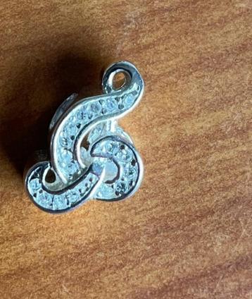 bedel muzieksleutel met glinsters beschikbaar voor biedingen