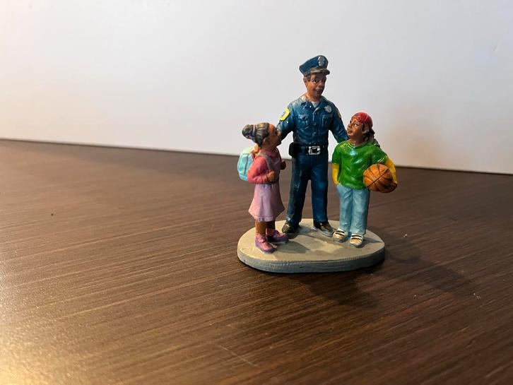 Lemax Figuur - Politieagent met Kinderen, Diversen, Kerst, Zo goed als nieuw, Ophalen