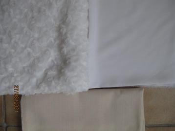 2 witte lappen stof - stretch - polyester? - gratis créme st beschikbaar voor biedingen