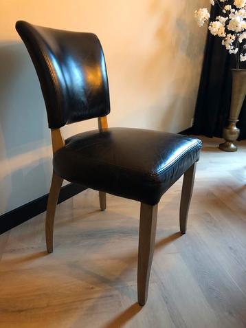 Elegante zwarte lederen stoel beschikbaar voor biedingen