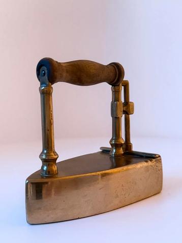 Apart oud en klein stijkijzertje - 20 cm breed & 9 cm hoog beschikbaar voor biedingen