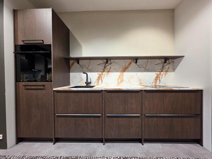 Stijlvolle japandi keuken met marmer accenten, Huis en Inrichting, Keuken | Complete keukens, Nieuw, Enkelwandige keuken, Bruin