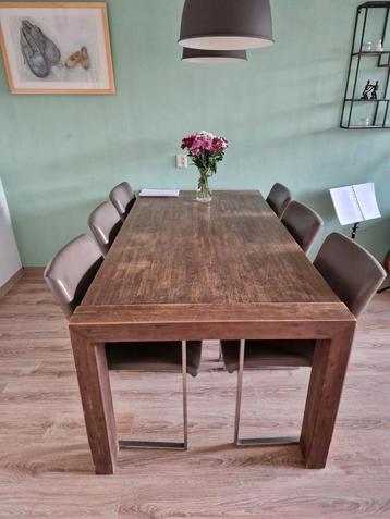 Eetkamertafel met Stoelen. beschikbaar voor biedingen