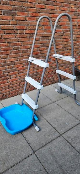 Intex zwembadtrap en voetenbad beschikbaar voor biedingen