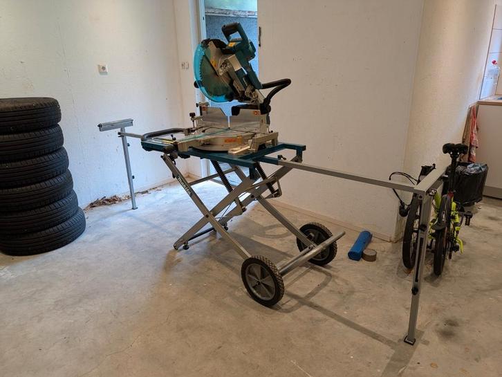 Makita 2x18V afkortzaag op steun DLS211., Doe-het-zelf en Verbouw, Gereedschap | Zaagmachines, Zo goed als nieuw, Afkortzaag, 1200 watt of meer