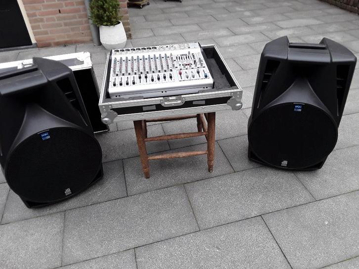 Behringer power mixer met speakers, Muziek en Instrumenten, Mengpanelen, Gebruikt, 10 tot 20 kanalen, Microfooningang, Ophalen