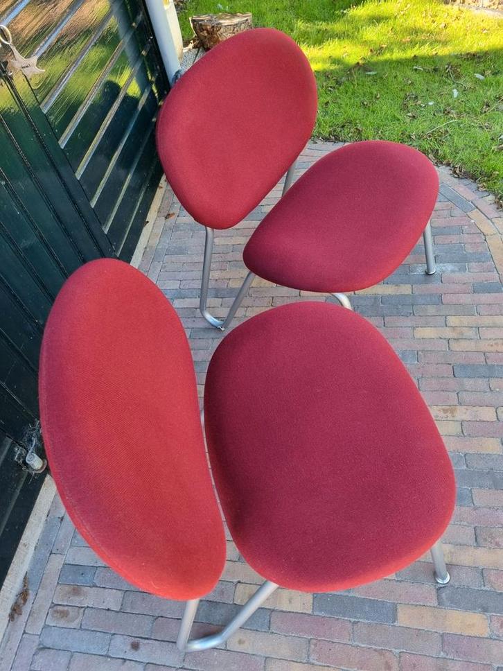 Rode stoffen stoel met metalen onderstel (2x), Huis en Inrichting, Stoelen, Zo goed als nieuw, Twee, Rood, Ophalen