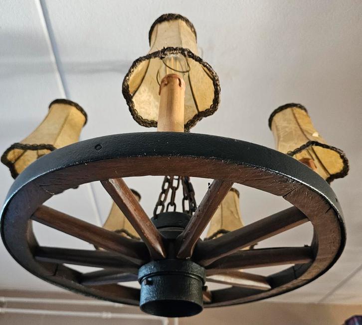 2 Oude Karrewiel Kroonluchter Lampen, Huis en Inrichting, Lampen | Kroonluchters, Gebruikt, Hout, Metaal, Stof, Ophalen of Verzenden