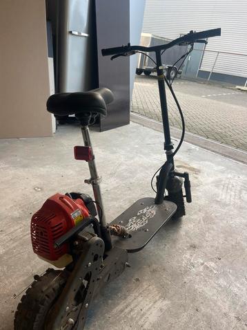 Benzine Scooter beschikbaar voor biedingen