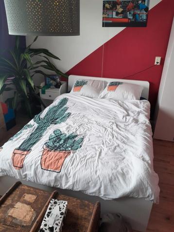Tweepersoonsbed met tussenmatras en opbergtassen beschikbaar voor biedingen