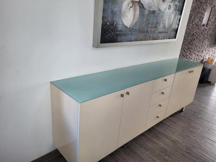 Dressoir met glazen blad, Huis en Inrichting, Kasten | Dressoirs, Zo goed als nieuw, 200 cm of meer, 25 tot 50 cm, Met lade(s)