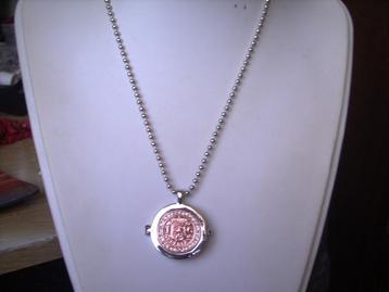 Een Zilverenkleurige Ketting met Wisselbare Munt Hanger beschikbaar voor biedingen