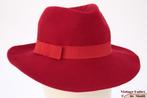 Vintage Dames gleufhoed rood 56 incl. gratis verzenden in NL, Ophalen of Verzenden, Gedragen, 56 of 57 cm (M, 7 of 7⅛ inch), Hoed