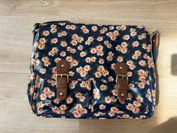 Schooltas met bloemen beschikbaar voor biedingen