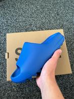 Yeezy Slide Azure Blue - Maat 42, Kleding | Heren, Schoenen, Nieuw, Blauw, Ophalen of Verzenden, Yeezy slide